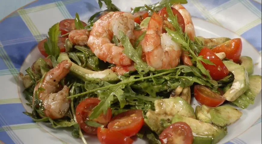 Салат с руколой, авокадо, креветками и помидорами черри
