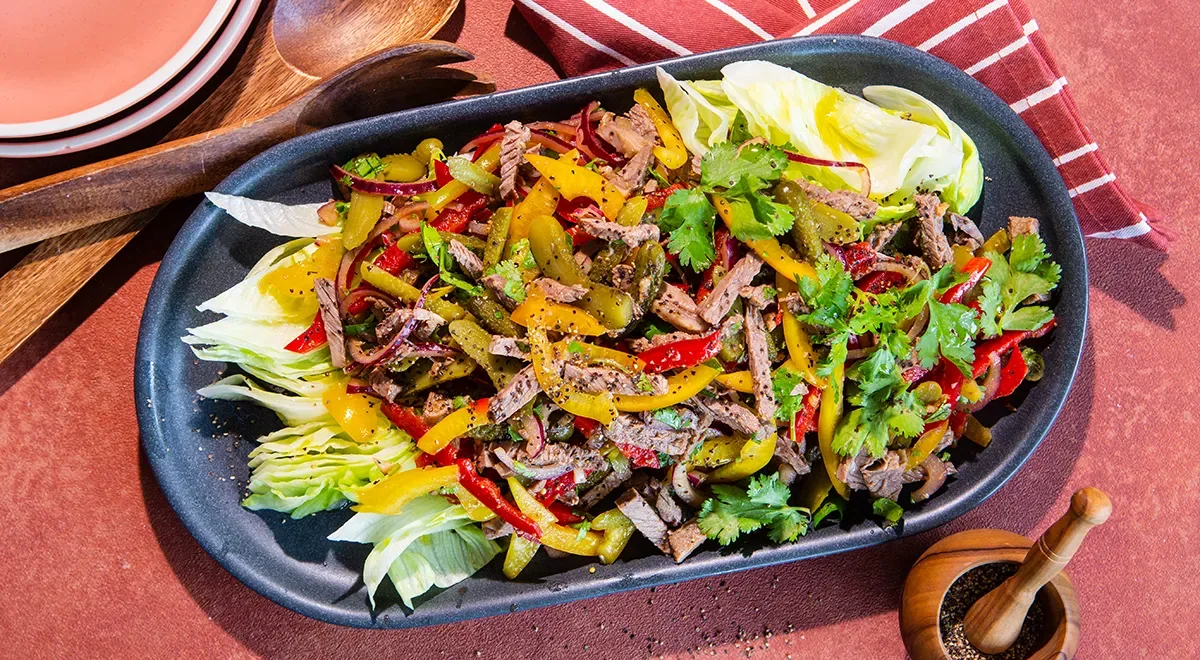 Салат с говядиной, болгарским перцем и маринованными огурцами