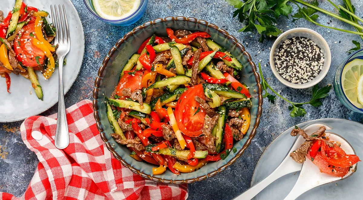 Салат с говядиной, болгарским перцем, помидорами и огурцами