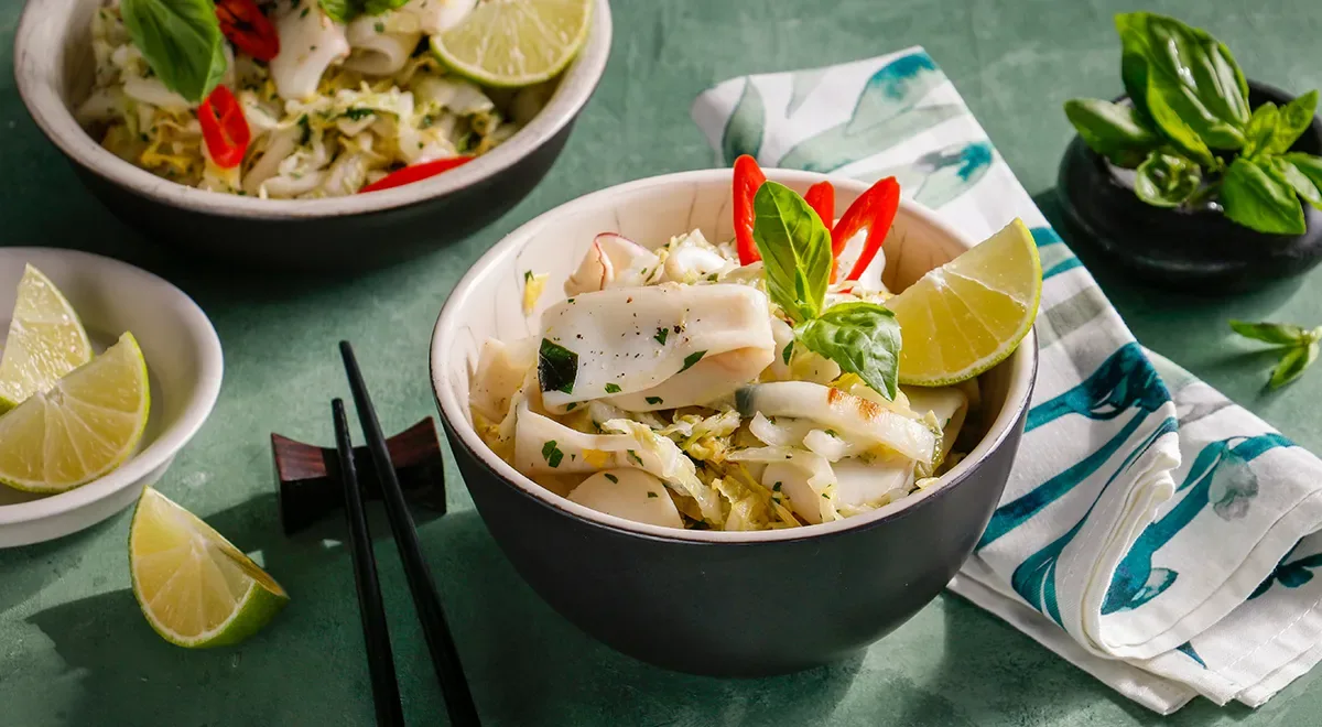 Салат с кальмарами и пекинской капустой