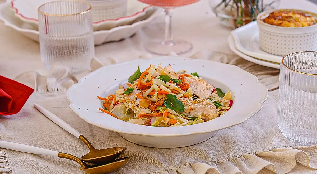 Салат с капустой, куриной грудкой и кунжутом