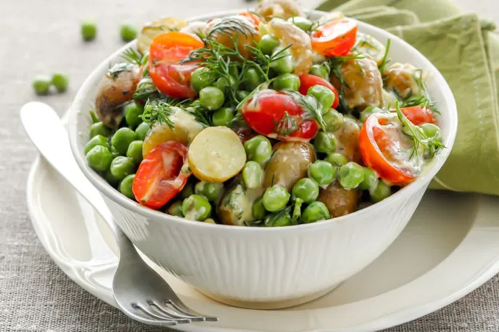 Салат с картофелем, горошком и помидорами