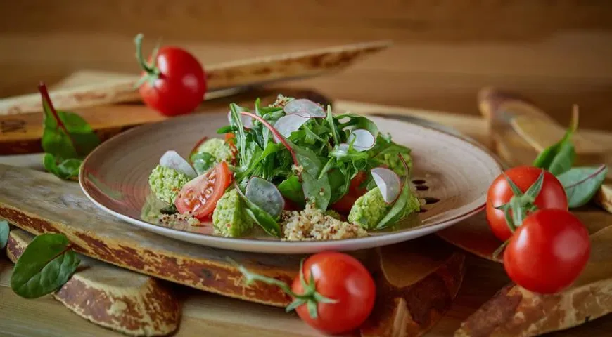Салат с киноа, рукколой и мангольдом
