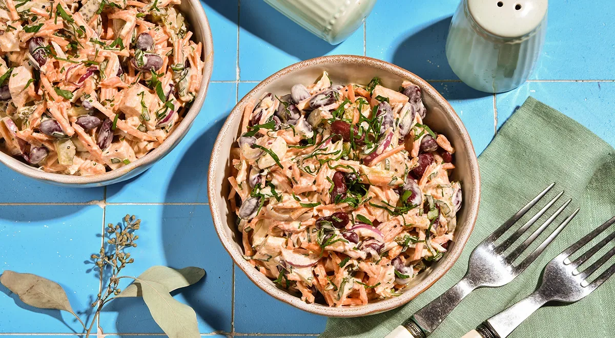 Салат с копченой курицей, фасолью и корейской морковью