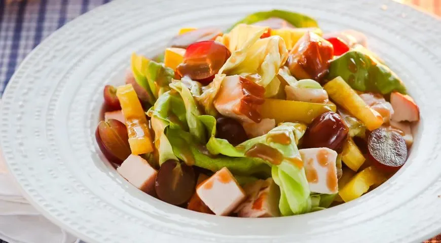 Салат с виноградом и копчёной курицей