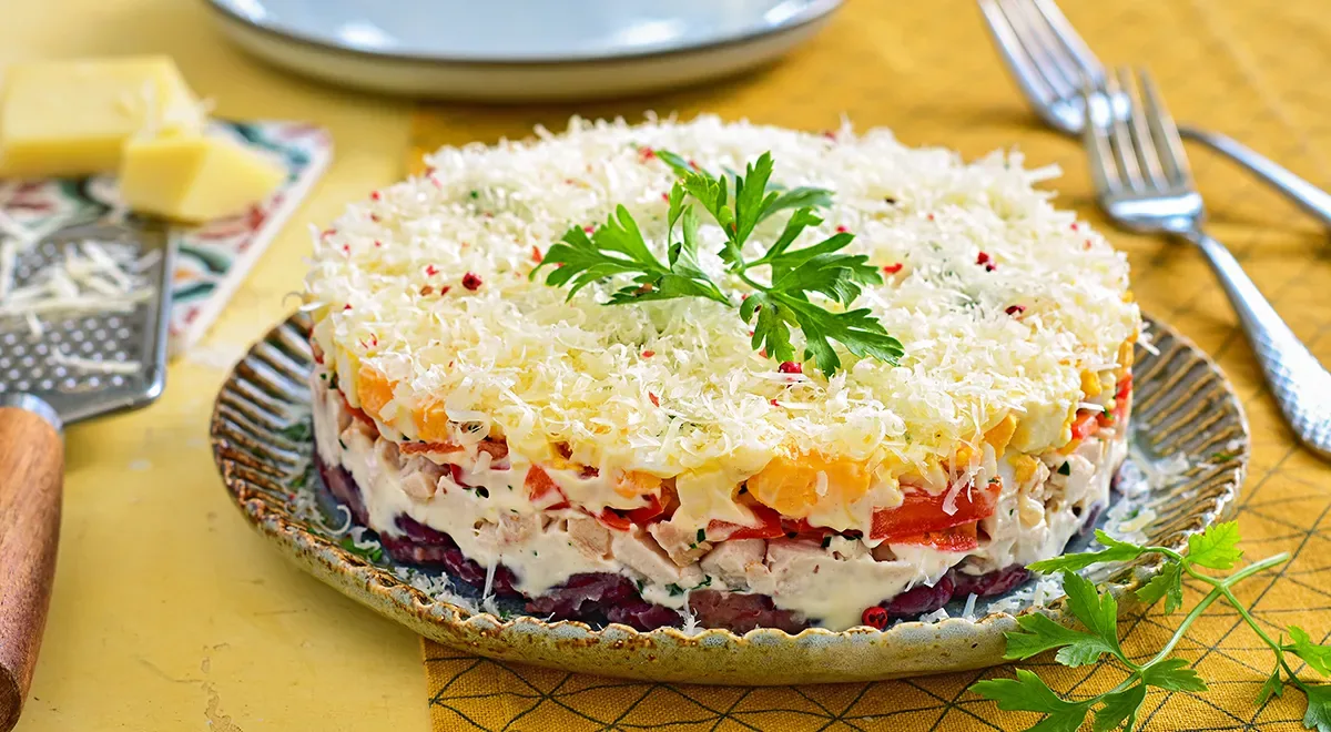 Салат с копчёной курицей и фасолью