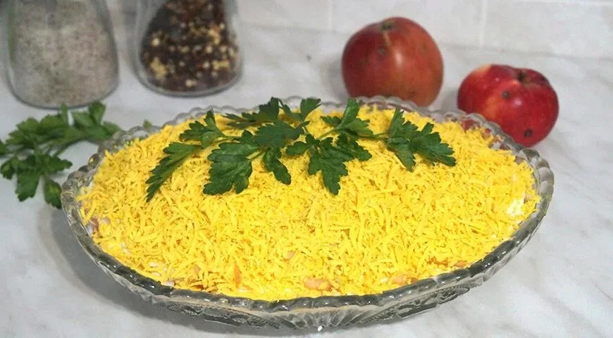 Салат с крабовыми палочками и яблоками