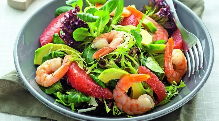Салат с креветками, авокадо и грейпфрутом