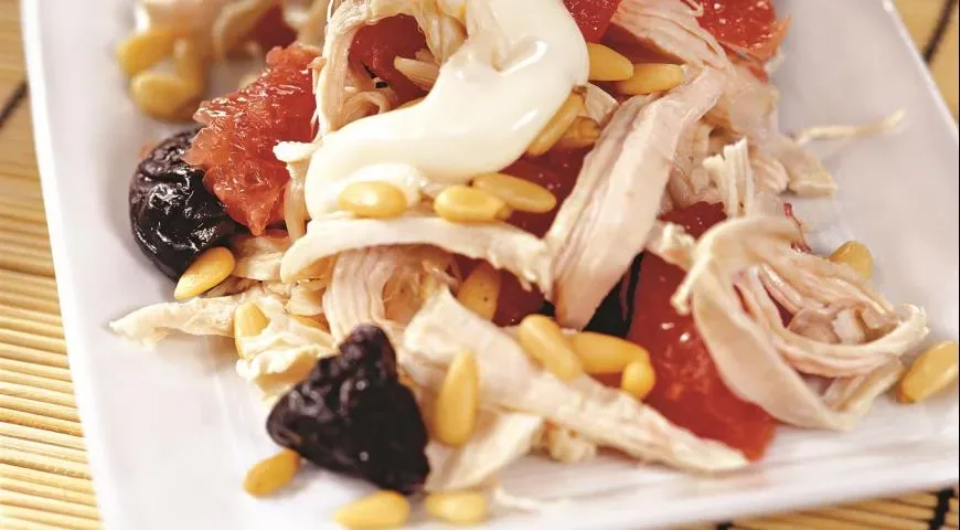 Салат с курицей, черносливом и грейпфрутом