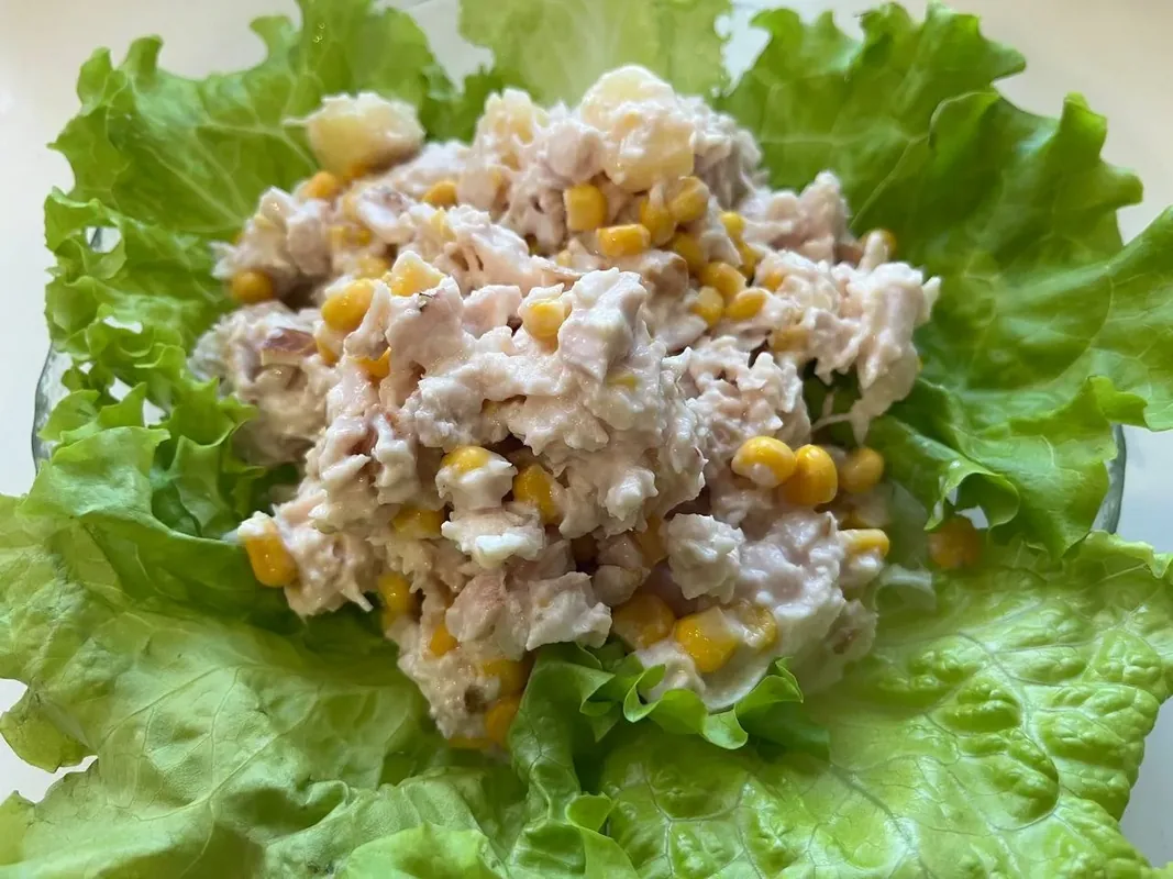 Салат с куриной грудкой и кукурузой
