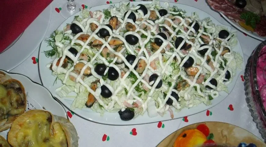 Салат с морепродуктами, китайской капустой и маслинами