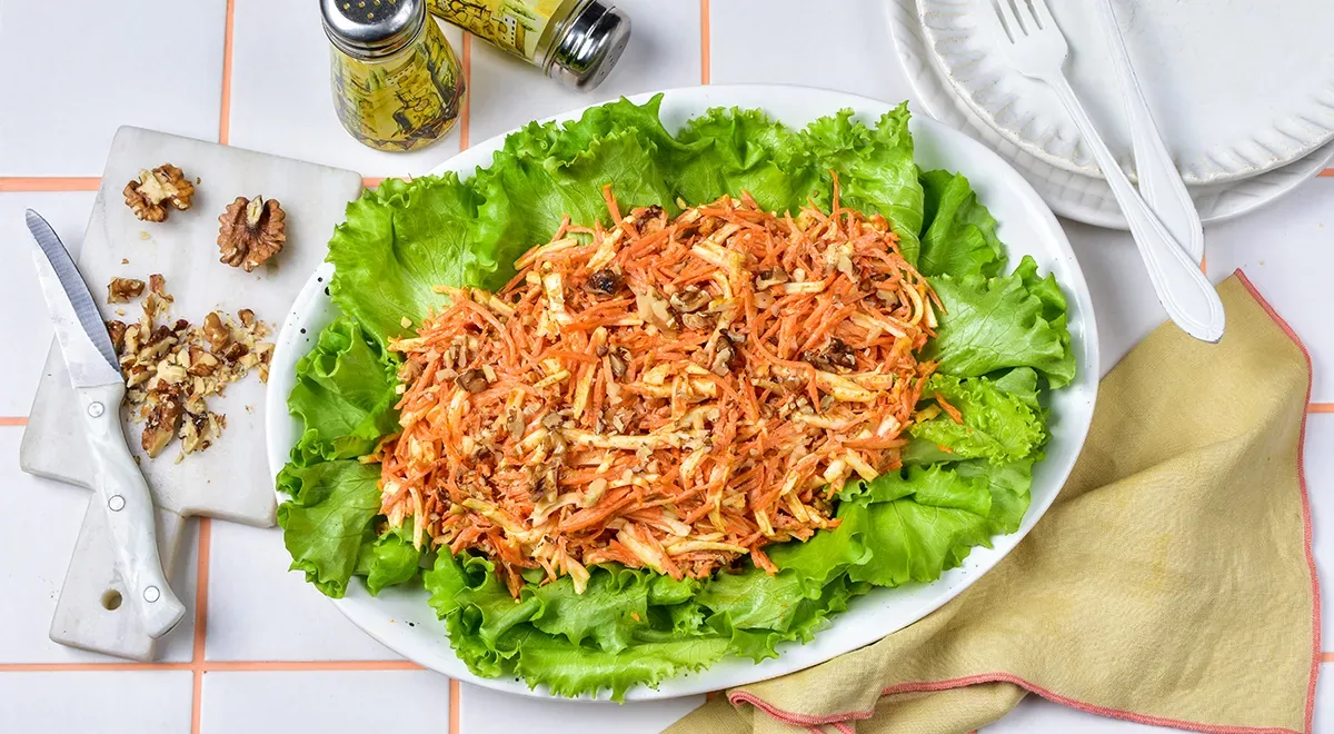 Салат с морковью, плавленым сыром и чесноком