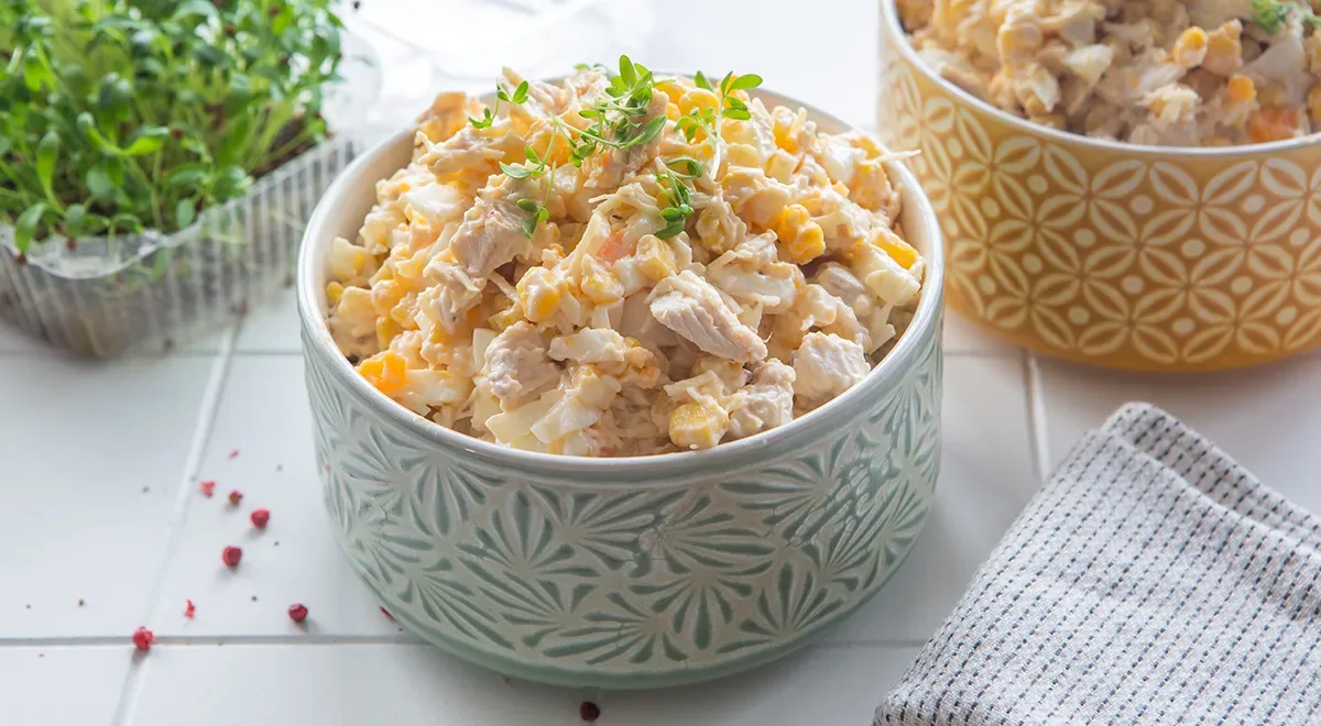 Салат с отварной курицей, сыром, кукурузой и яйцами
