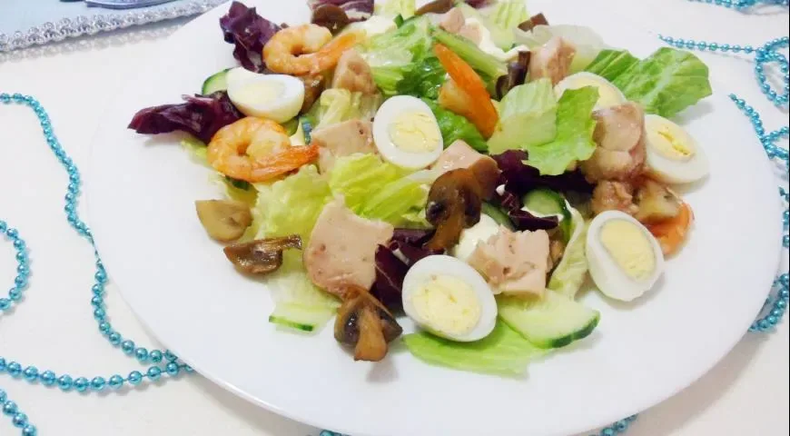 Салат с печенью трески и свежими огурцами