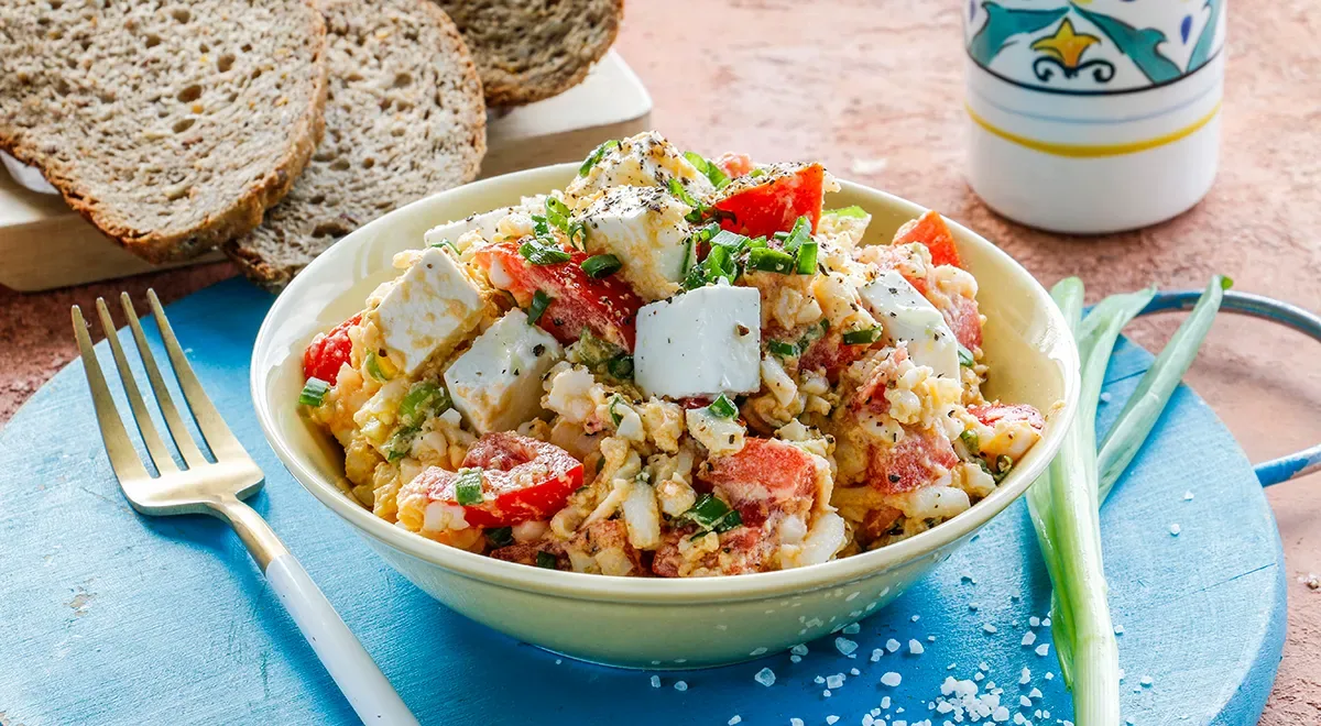 Салат с помидорами, сыром и яйцами