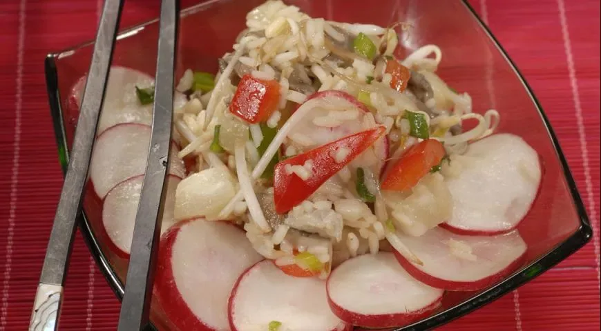 Салат с рисом и грибами в китайском стиле