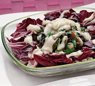 Салат с шампиньонами и сыром бресс бле