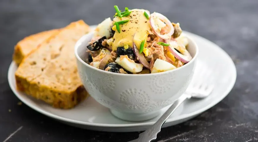 Салат с тунцом, яйцом, маслинами и каперсами