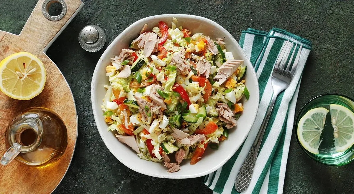 Салат с тунцом, пекинской капустой и огурцом