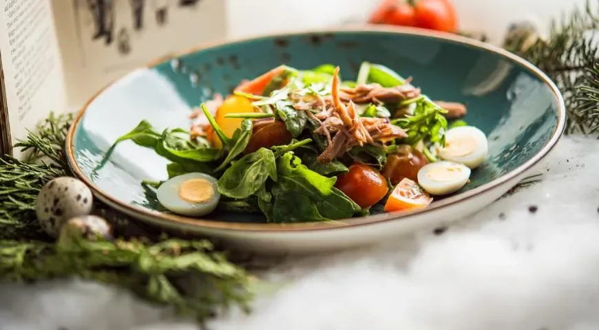Салат с уткой конфи, рукколой и помидорами черри