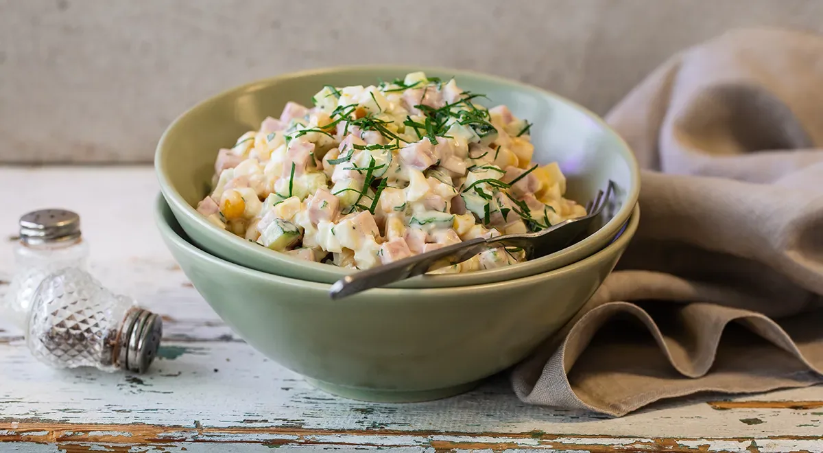 Салат с яйцом, ветчиной и кукурузой