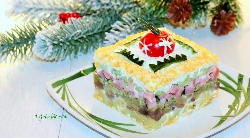 Слоёный салат с ветчиной и грибами