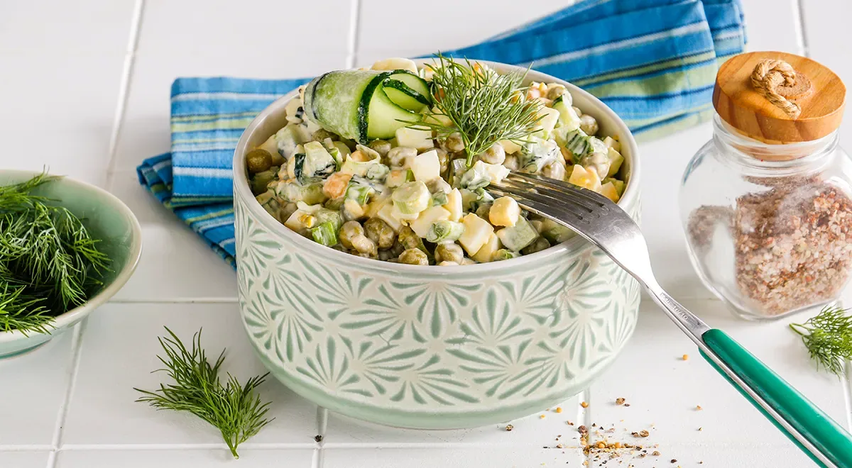 Салат со свежим огурцом, яйцом и зелёным горошком