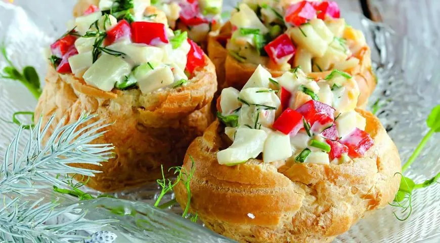 Салат в булочке