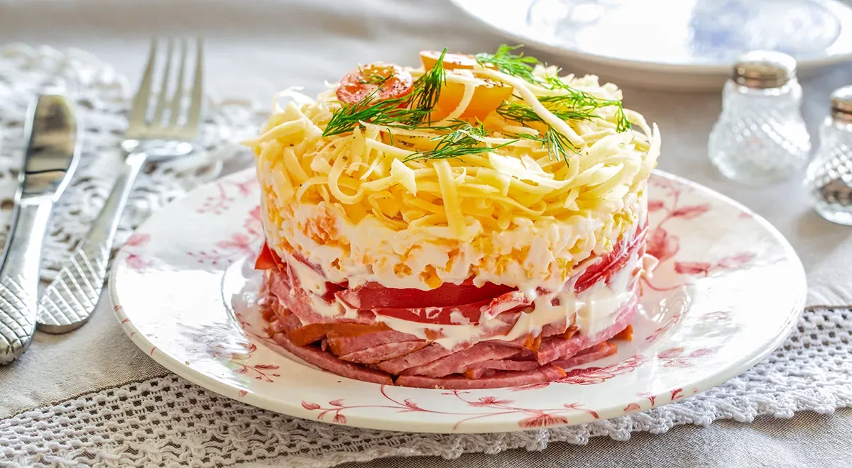 Салат восточный с колбасой, помидорами и сыром