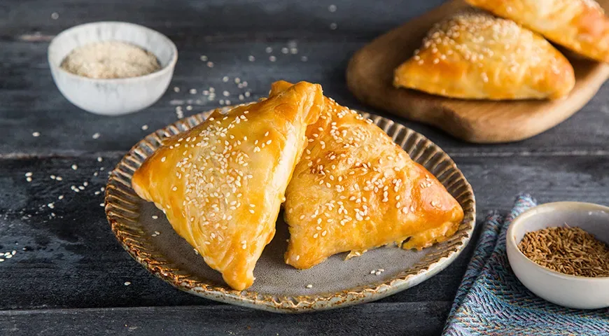Самса из слоёного теста с курицей