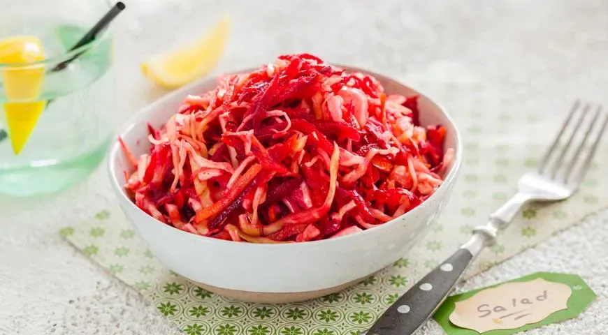 Салат-щетка со свеклой, капустой и морковью