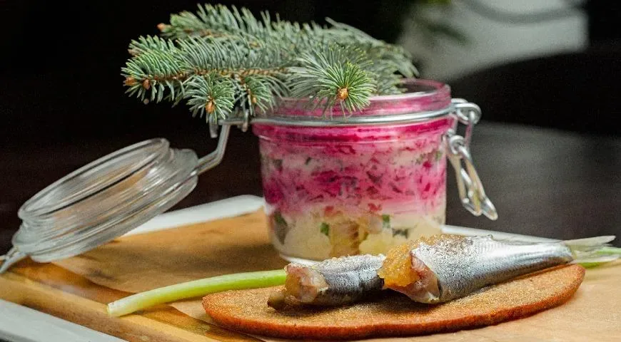 Сельдь под шубой с пряной килькой и щучьей икрой на чесночном хлебе
