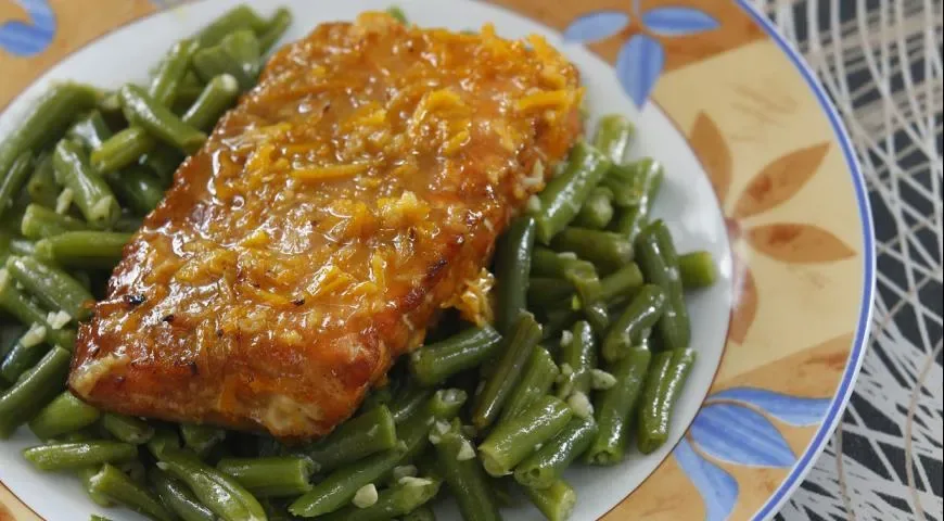 Сёмга с зелёной фасолью и апельсиновым соусом