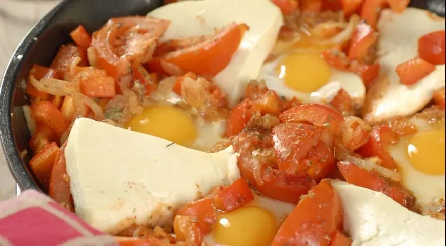 Шакшука со сладким перцем и брынзой