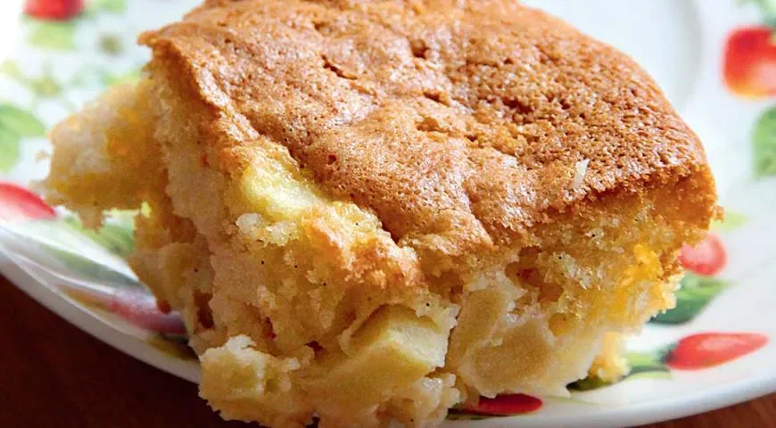 Шарлотка с яблоками и корицей