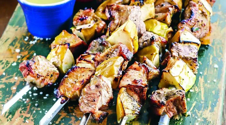 Шашлык из свиной лопатки с яблоками