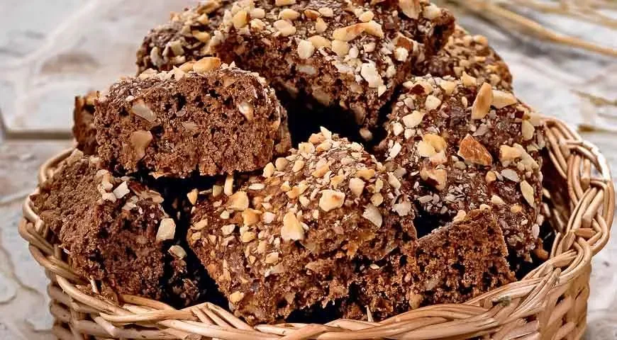 Шоколадное печенье с курагой и орехами