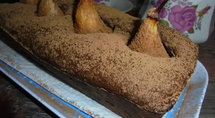 Шоколадный кекс с грушей и йогуртом