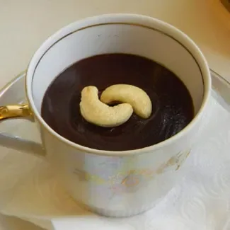 Шоколадный трюфель с черносливом в кружке