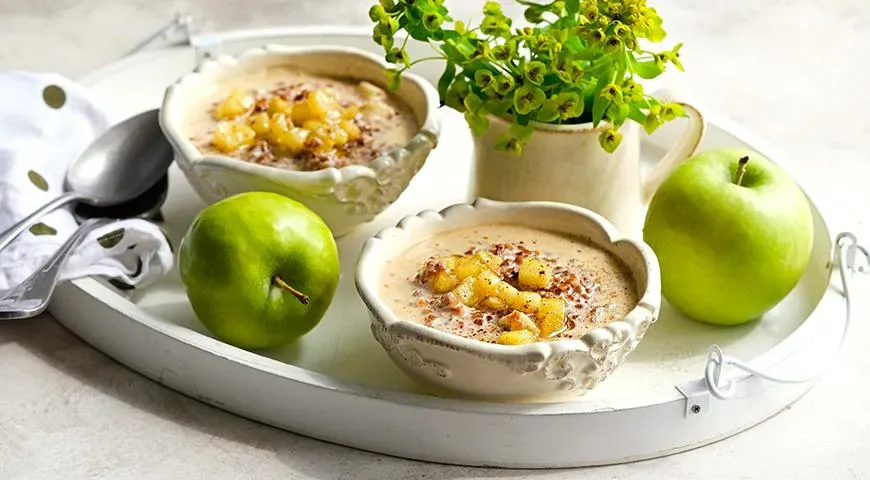 Сладкий молочный суп с гречкой, яблоками, медом и корицей