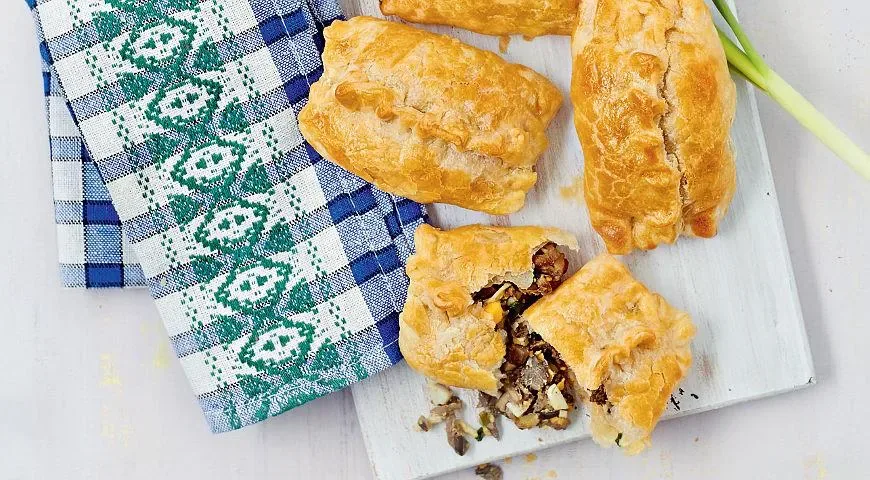 Пирожки с вешенками из слоеного теста