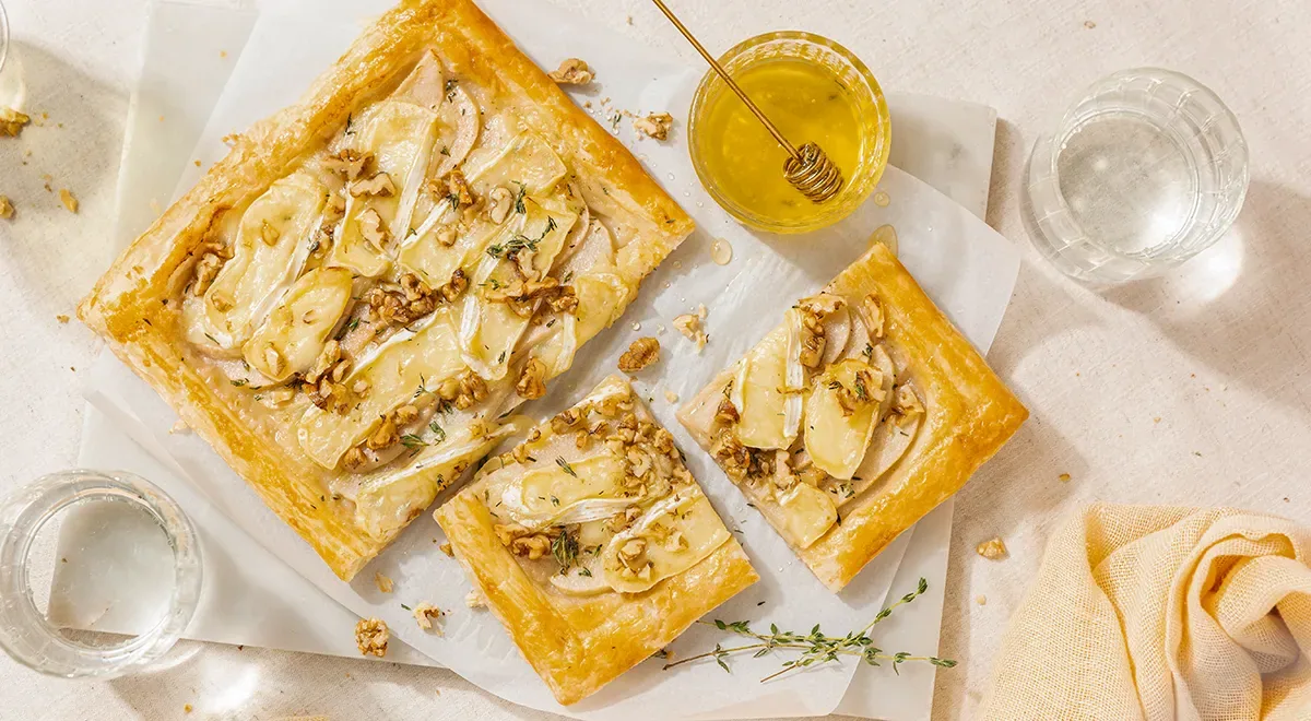 Слоёный пирог с камамбером и грушей
