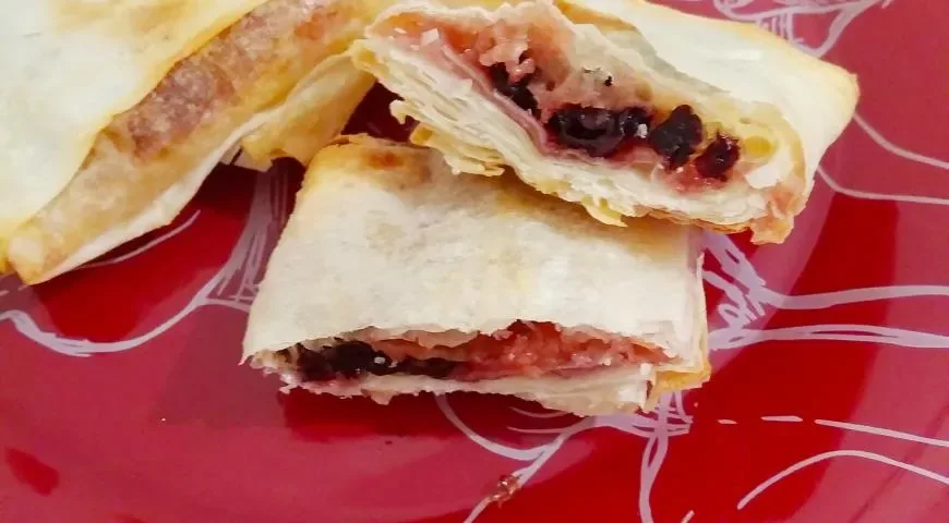 Слойки с моцареллой и вишнёвым джемом