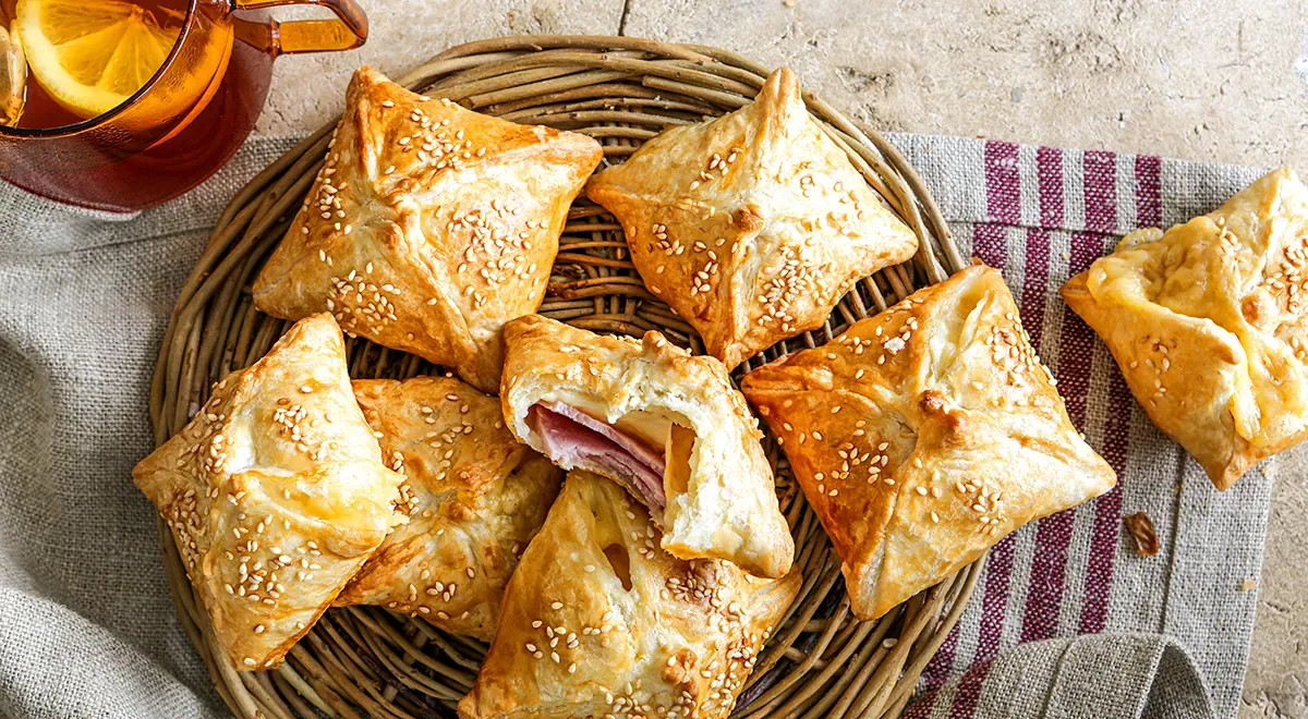 Слойки с ветчиной и сыром