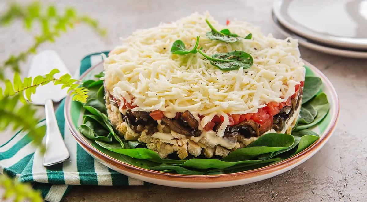 Слоёный салат с курицей, грибами, помидорами и сыром