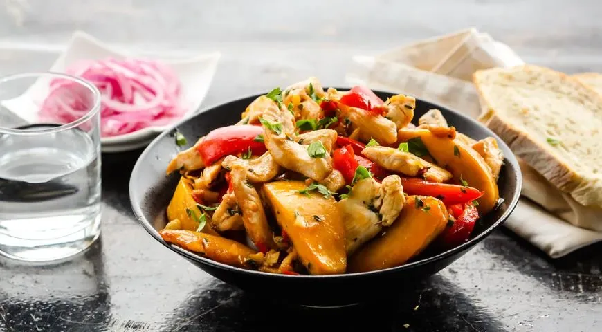 Соте из куриной грудки с персиком и сладким перцем