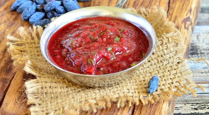 Соус из гриль-перца с жимолостью