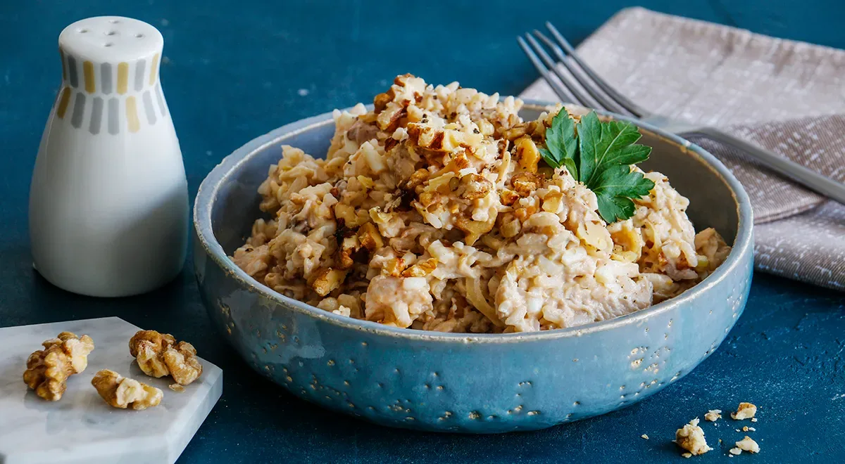 Советский салат с курицей и грецкими орехами