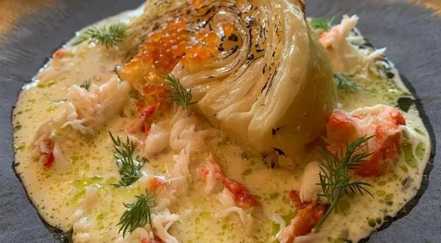 Стейк из капусты со сливочным соусом и крабом