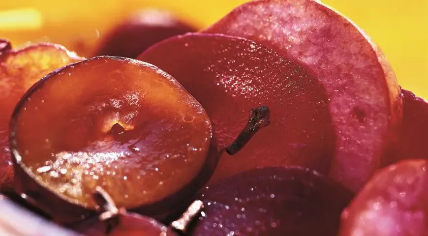 Свекла со сливой и яблоками